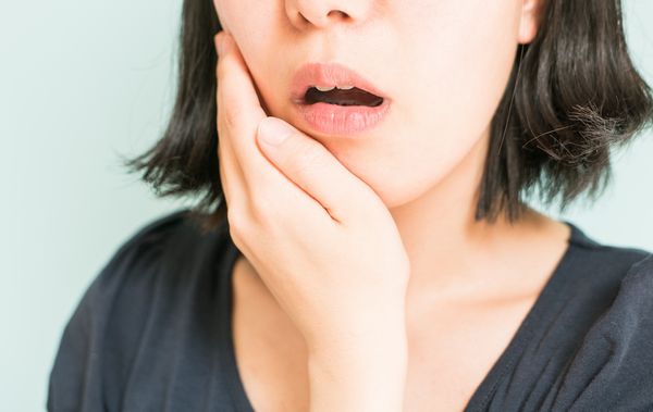 インビザライン矯正中は虫歯になりやすい？予防・対処法と虫歯になってしまった場合の治療について